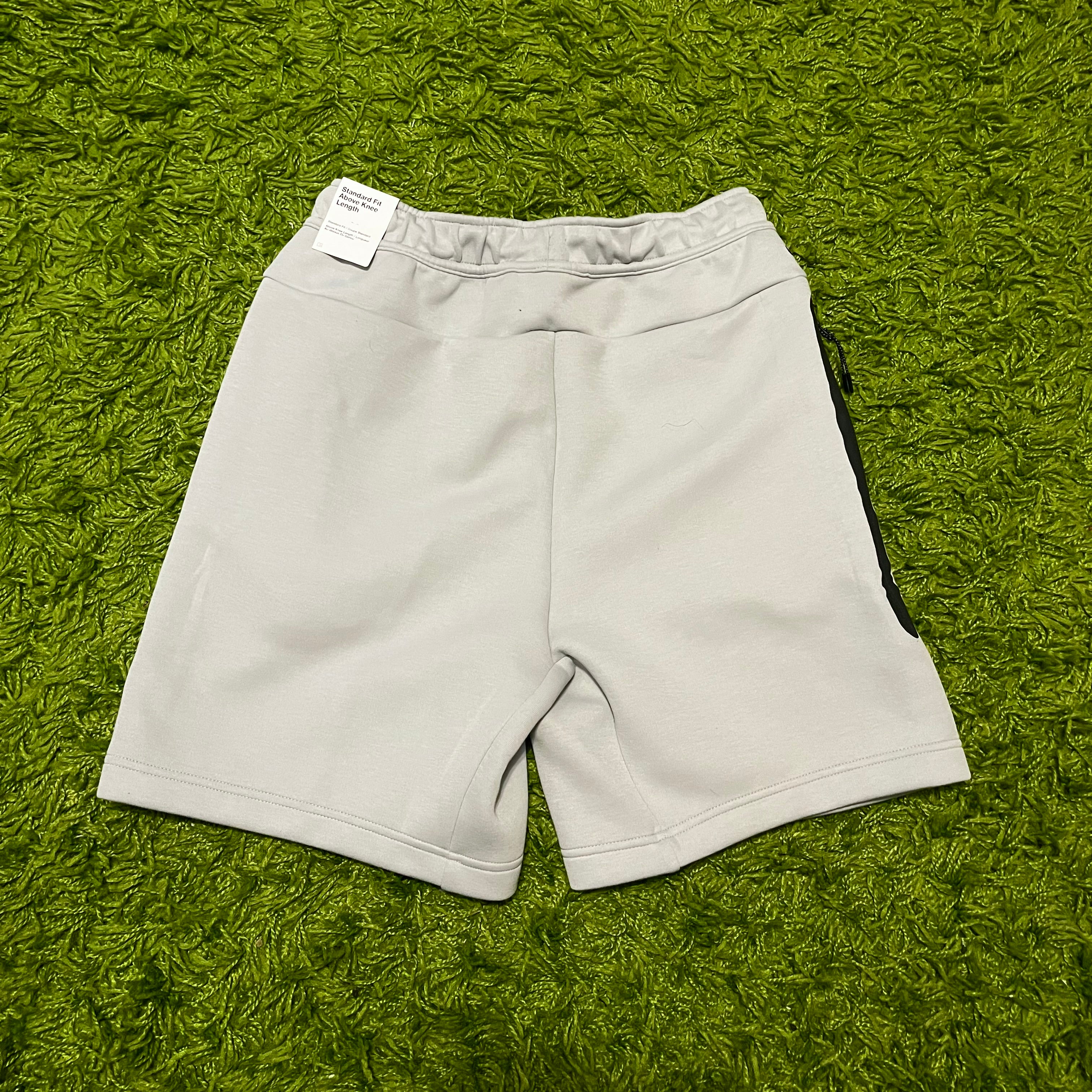 Nike Tech Fleece light grey/neon shorts
