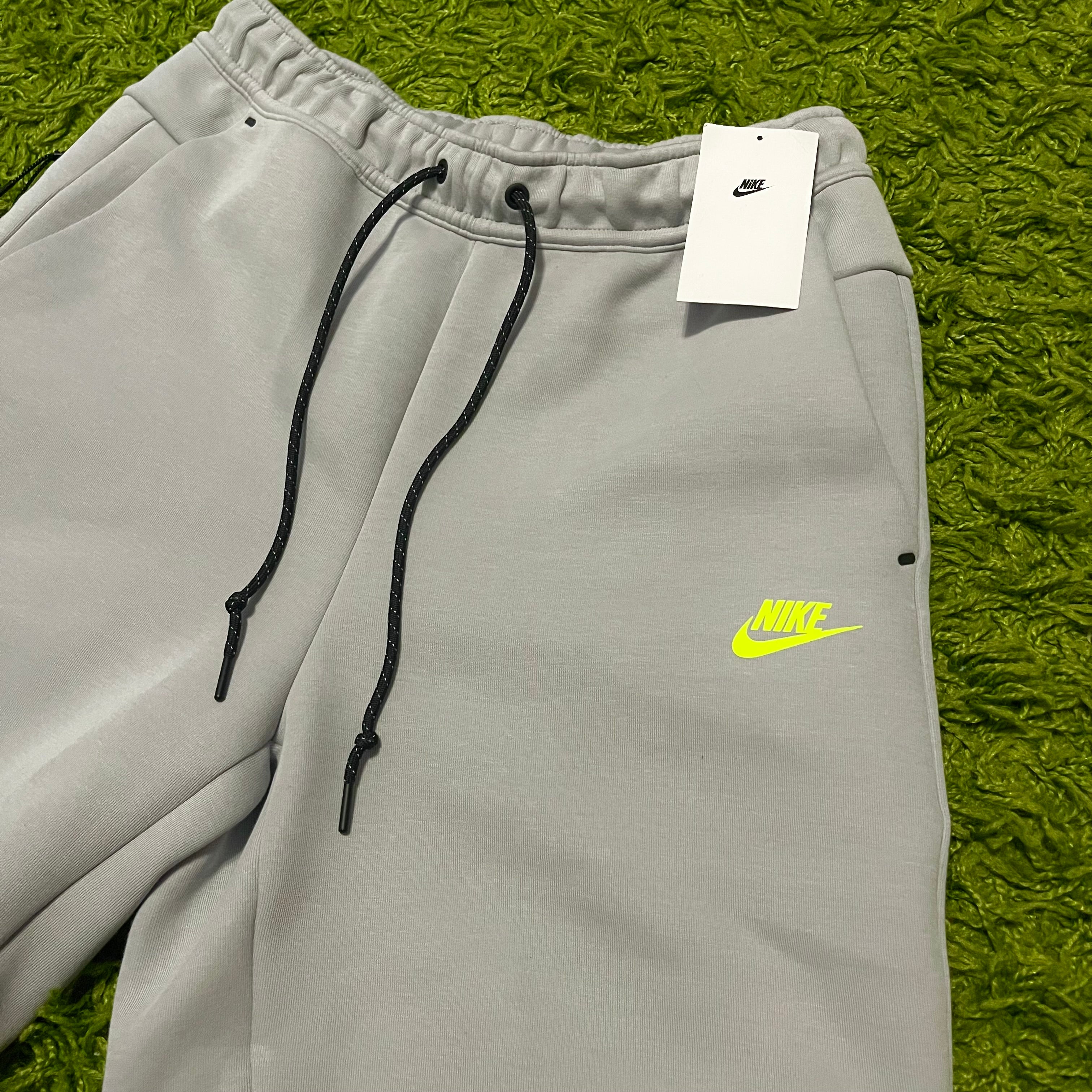 Nike Tech Fleece light grey/neon shorts