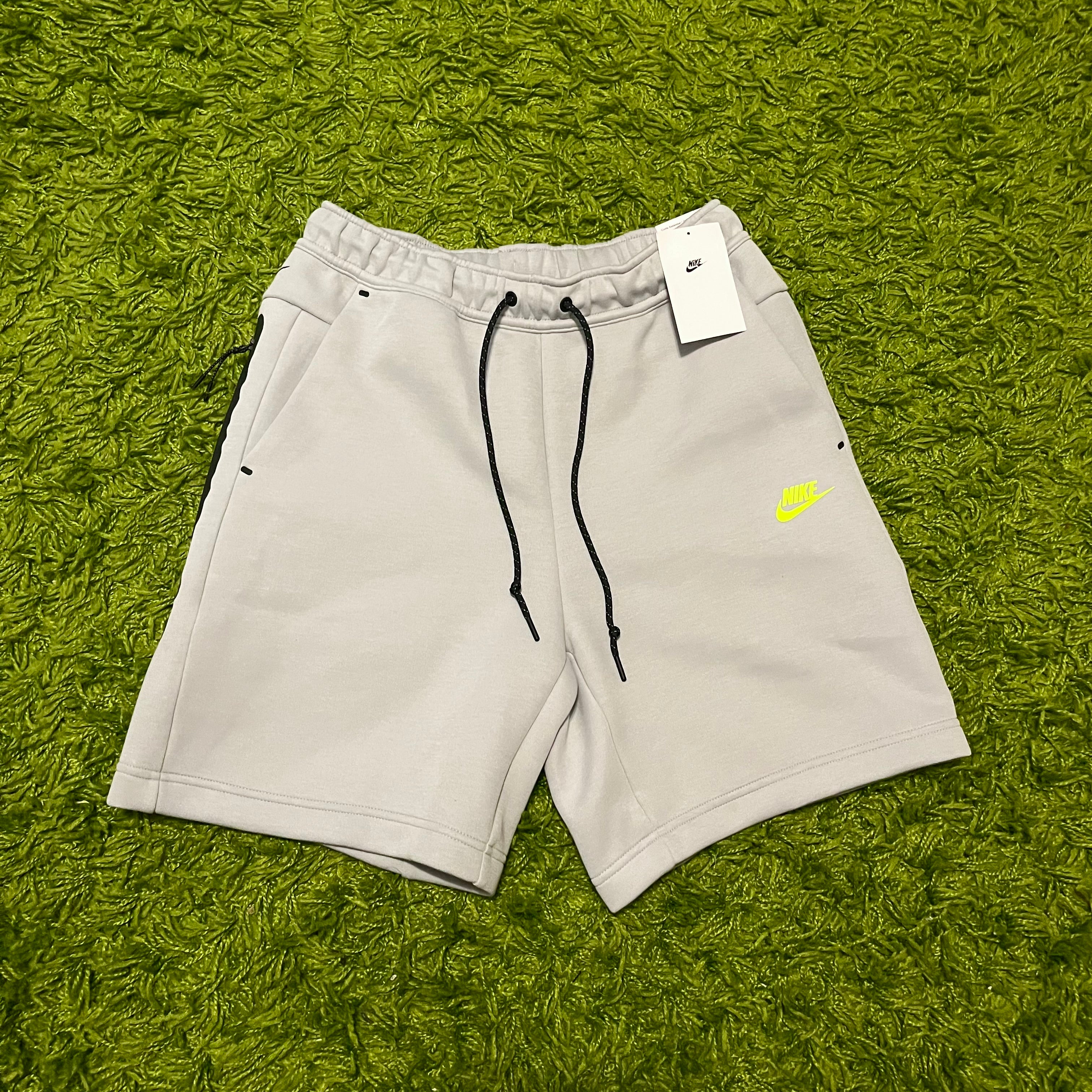 Nike Tech Fleece light grey/neon shorts